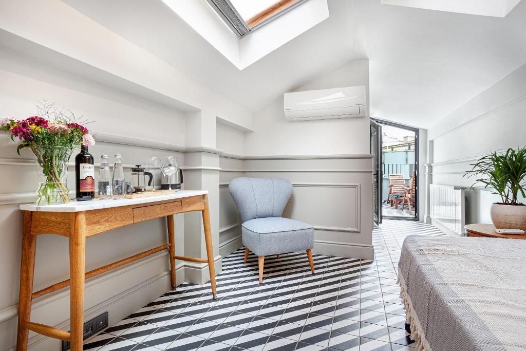 a guest room with a desk and a chair at World House Boutique Hotel Galata in Istanbul