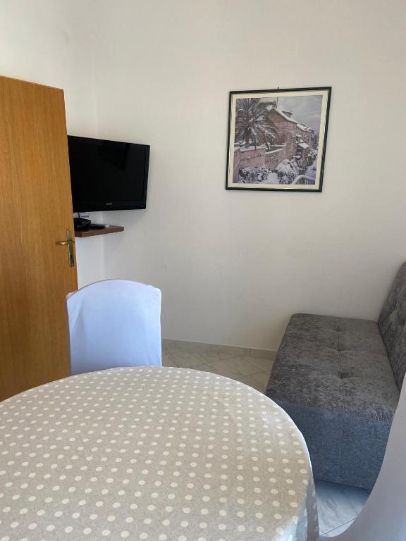 TV a/nebo společenská místnost v ubytování Apartmani Silence