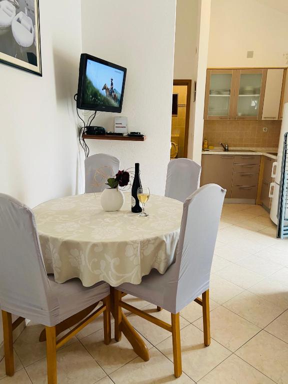 TV a/nebo společenská místnost v ubytování Apartmani Silence