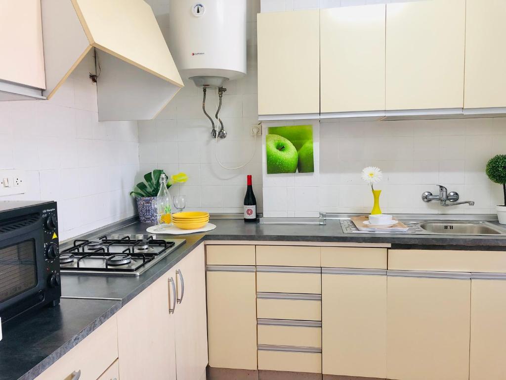 A kitchen or kitchenette at PLAYA DORADA I Séptimo