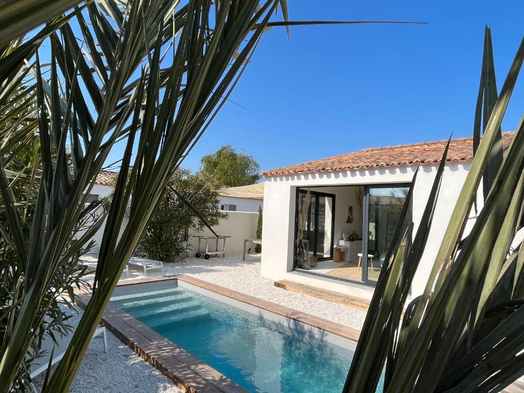 uma villa com uma piscina e uma casa em Villa Miha (New house Saint Martin de Ré) em Saint-Martin-de-Ré