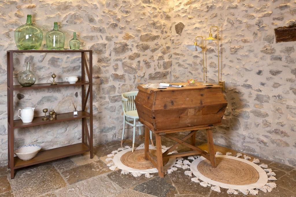 a wooden desk with a lamp on top of a wall at 40 de Mayo in Cantavieja