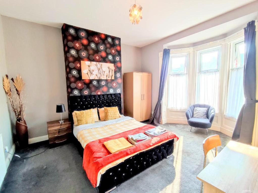 sypialnia z łóżkiem i ścianą z jajami w obiekcie Delightful Central, Seaside Apartment-with free parking w mieście South Shields