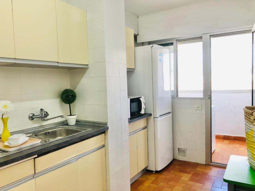 A kitchen or kitchenette at PLAYA DORADA I Séptimo