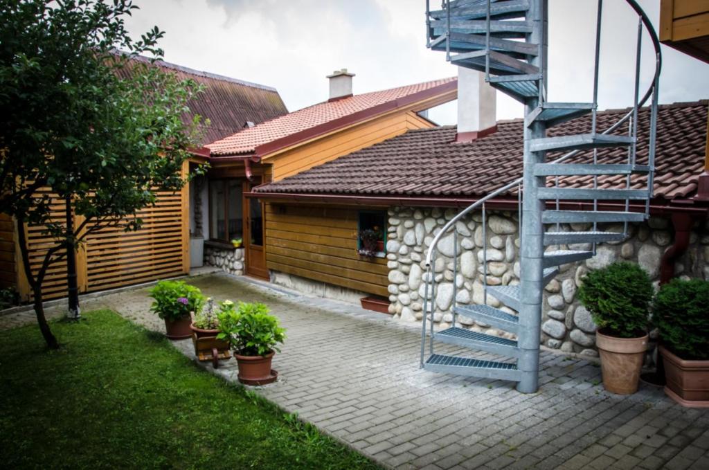 Budova, kde se chata nachází