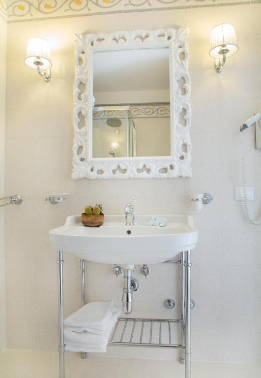 a bathroom with a sink and a mirror at B&B Monsignore in Vieste