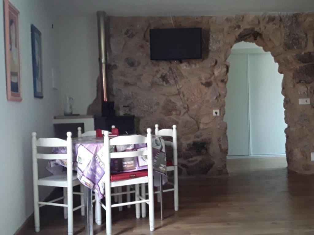 Televízia a/alebo spoločenská miestnosť v ubytovaní Muiño. Pequeña casita cerca de playa America