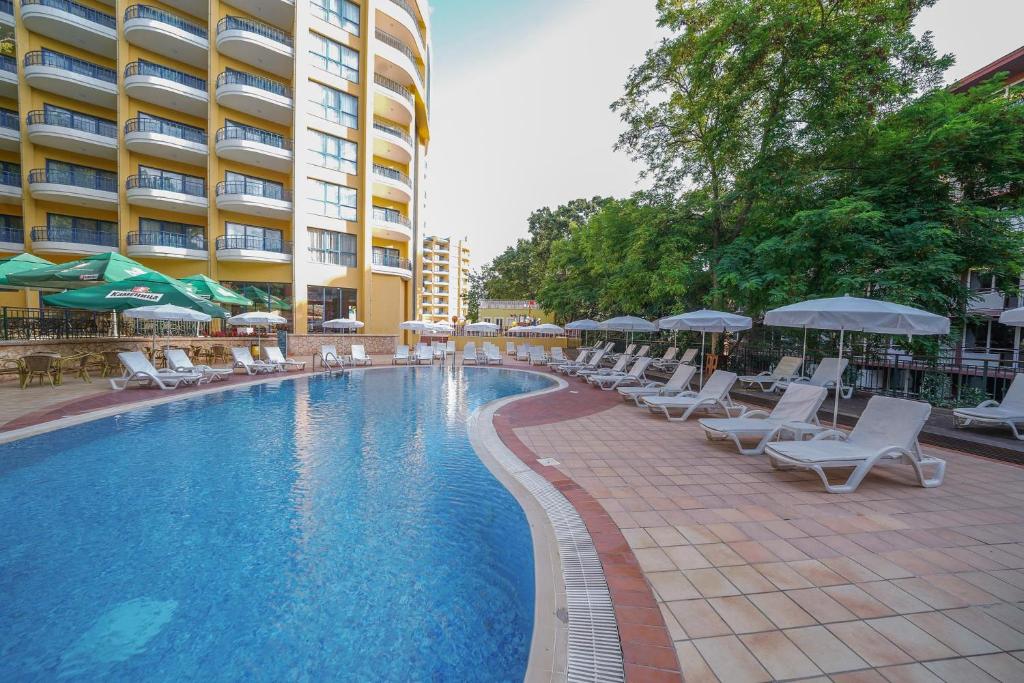 Bazén v ubytování GRIFID Arabella Hotel - Ultra All inclusive & Aquapark nebo v jeho okolí