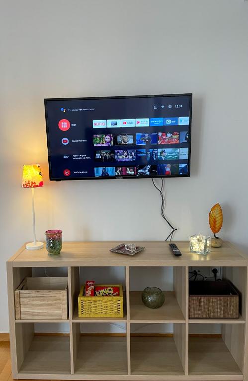 Televízia a/alebo spoločenská miestnosť v ubytovaní Ageliki's Athens Apartment