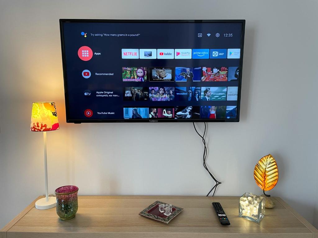 Televízia a/alebo spoločenská miestnosť v ubytovaní Ageliki's Athens Apartment