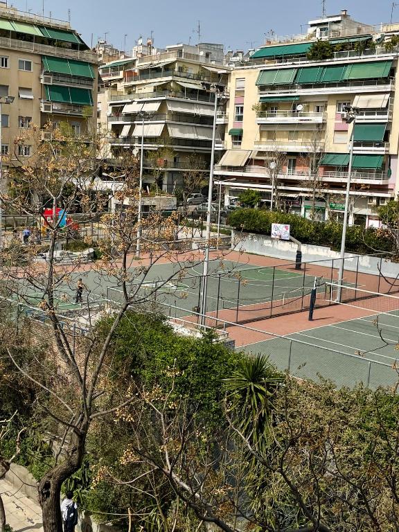 Tenis alebo squash v ubytovaní Ageliki's Athens Apartment alebo jeho okolí