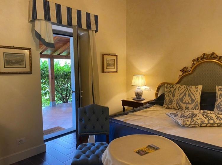 um quarto com uma cama, uma mesa e uma cadeira em Casa Marietta em Forza dʼAgro