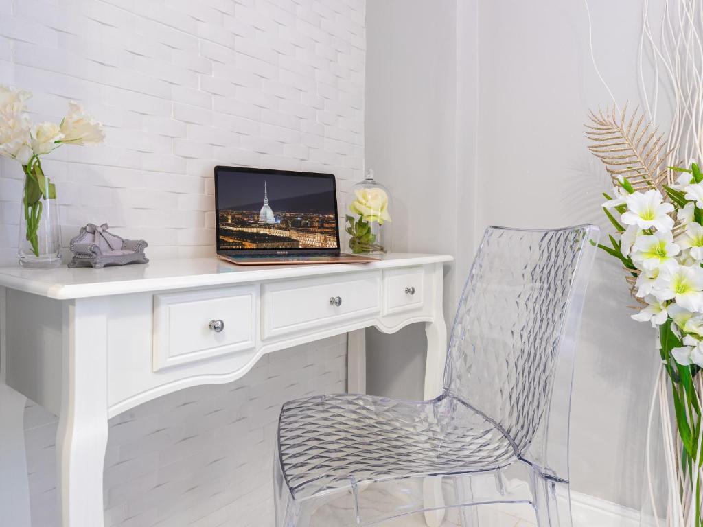Televízia a/alebo spoločenská miestnosť v ubytovaní ELEGANT SUITE - in centro PortaNuova