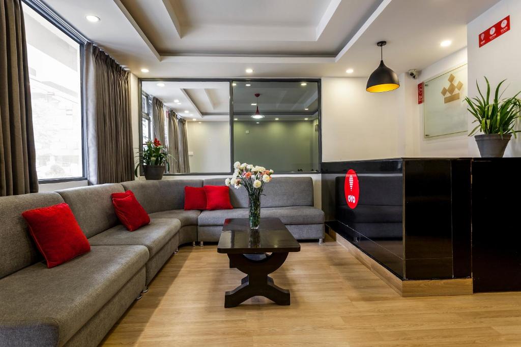 Posezení v ubytování OYO 123 Hotel Prince Plaza