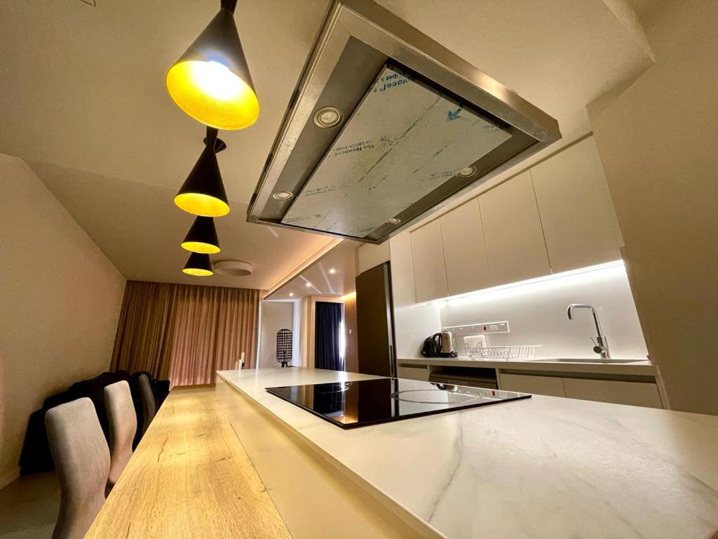 uma cozinha com uma mesa e uma bancada em Central Business Suites Nicosia By Platform 357 em Nicósia