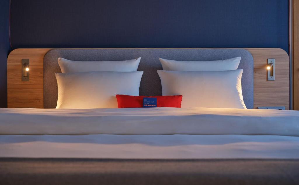 Postel nebo postele na pokoji v ubytování Holiday Inn Express Frankfurt Messe by IHG
