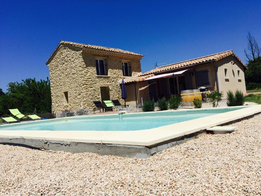 une villa avec piscine devant une maison dans l'établissement Le Cabanon d'Entrevon, à Malaucène