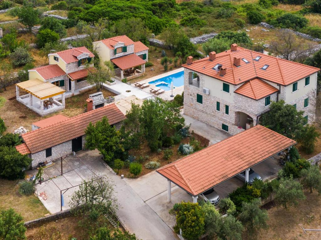Bazén v ubytování Komun Apartments nebo v jeho okolí