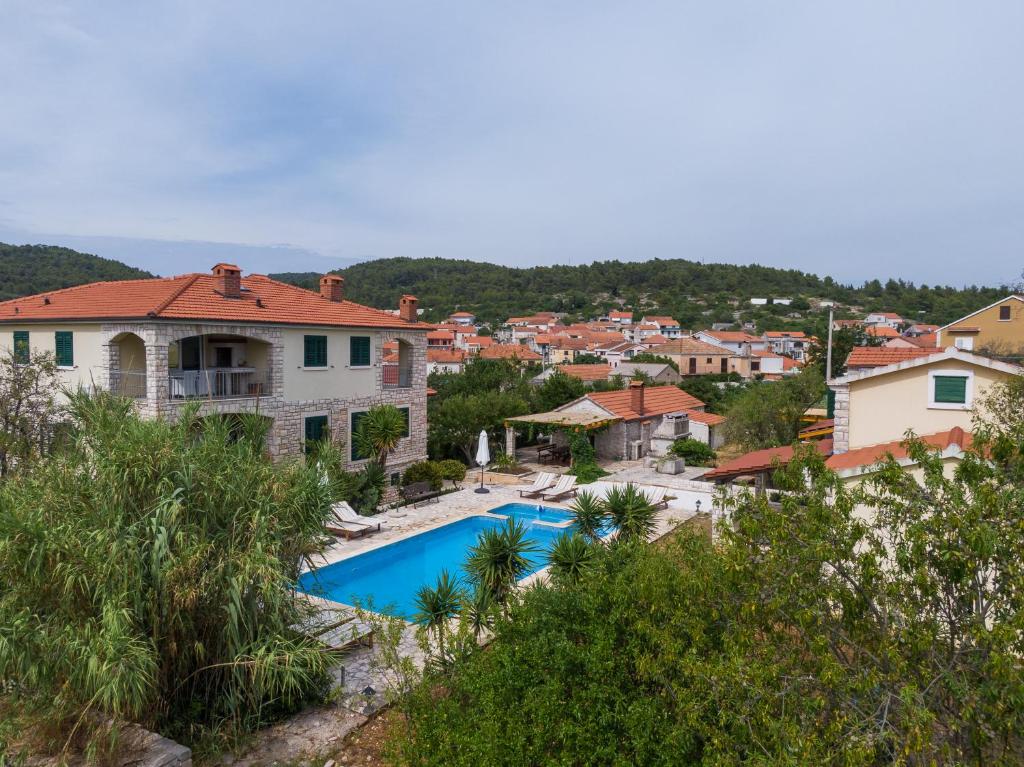 Bazén v ubytování Komun Apartments nebo v jeho okolí