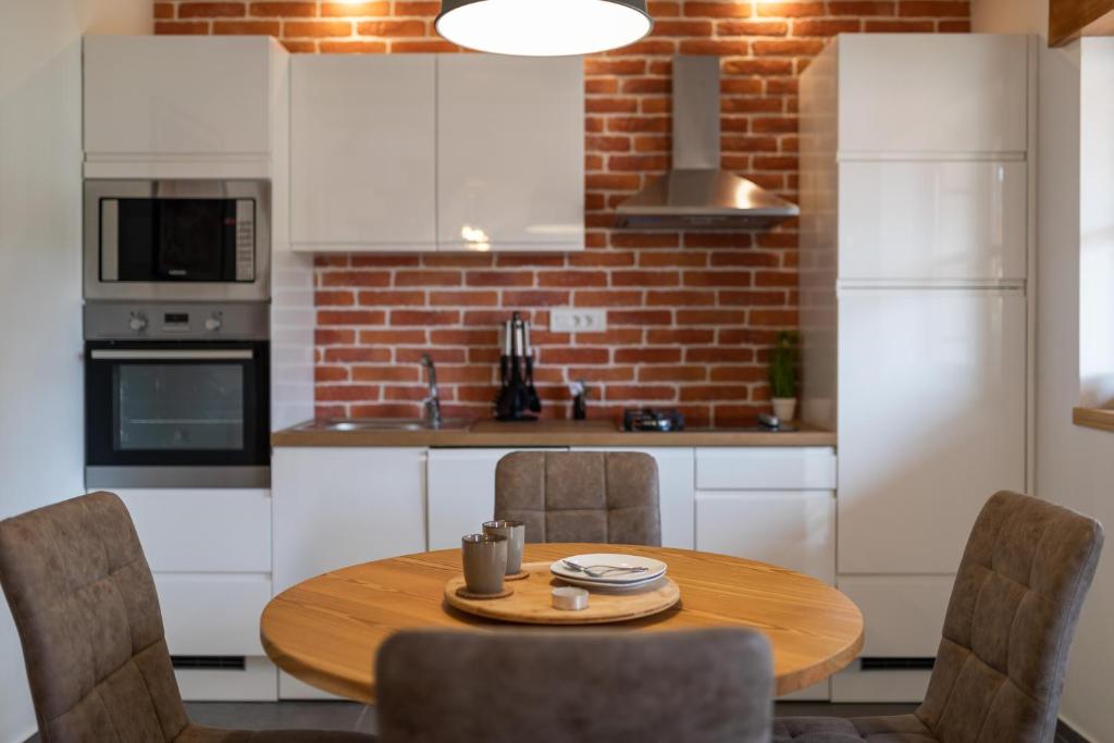 Kuchyň nebo kuchyňský kout v ubytování Komun Apartments