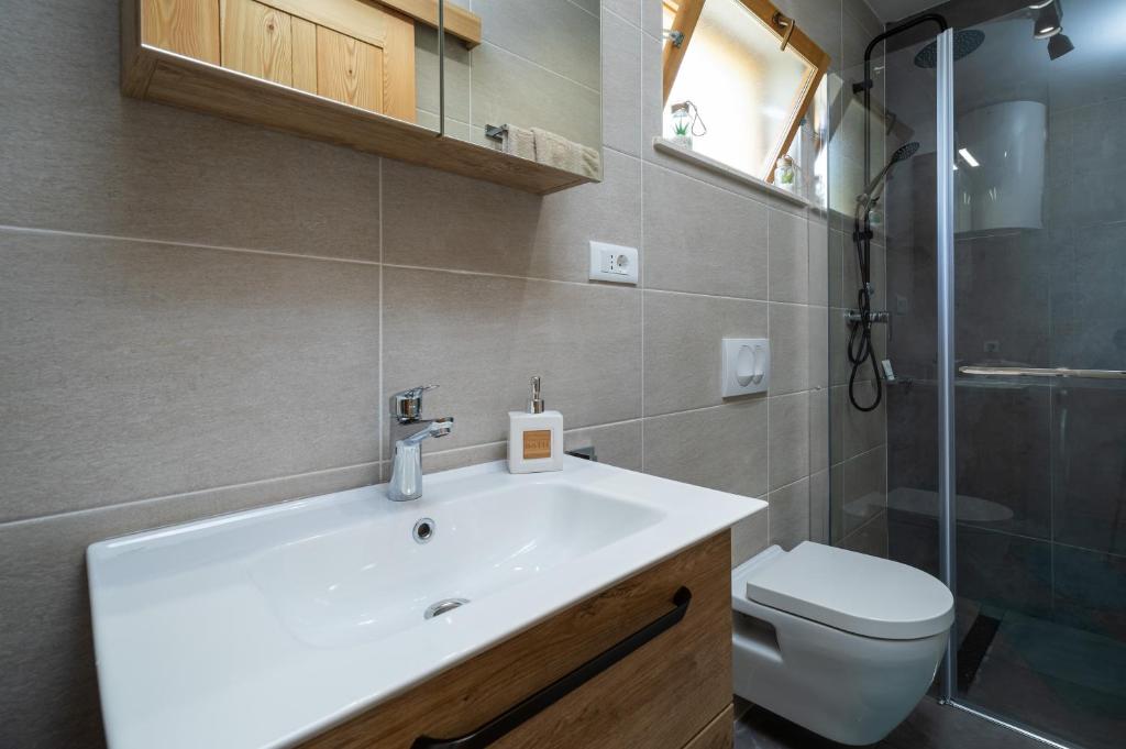 Koupelna v ubytování Komun Apartments
