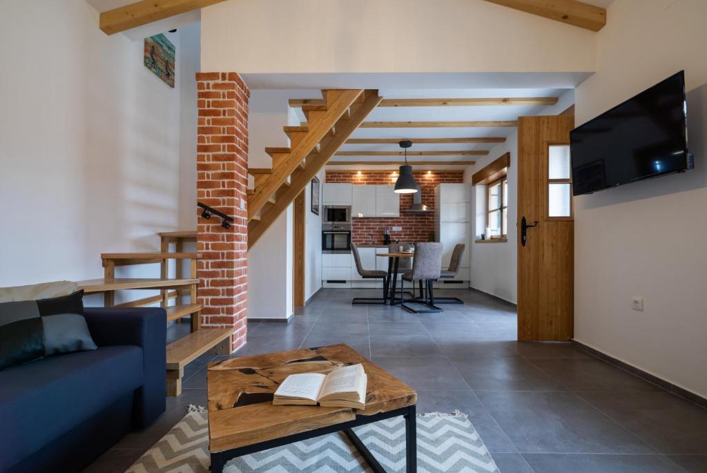 TV a/nebo společenská místnost v ubytování Komun Apartments