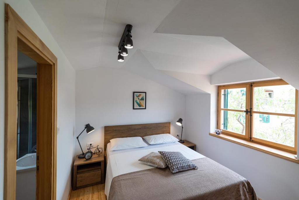 Postel nebo postele na pokoji v ubytování Komun Apartments