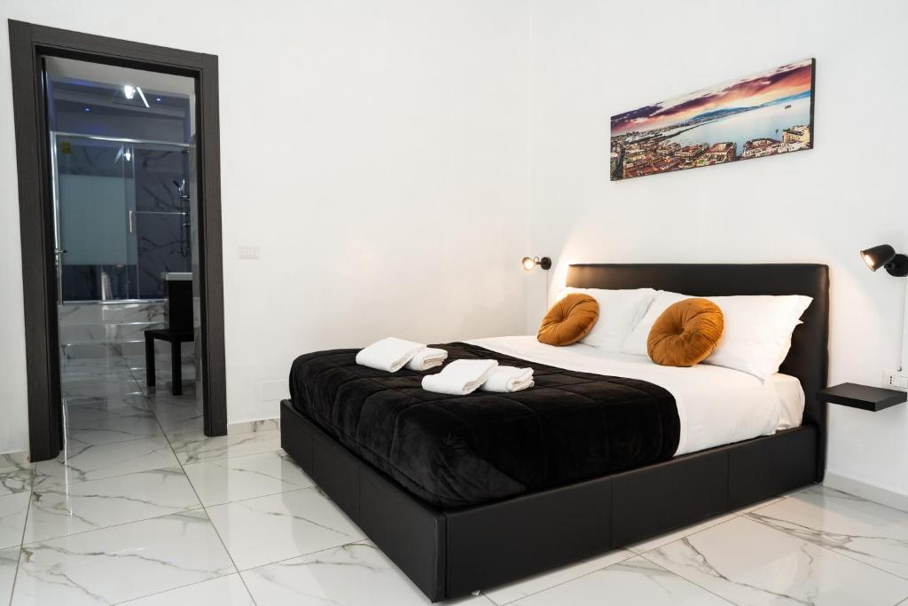 een slaapkamer met een bed met twee handdoeken erop bij San Felice Palace in Napels