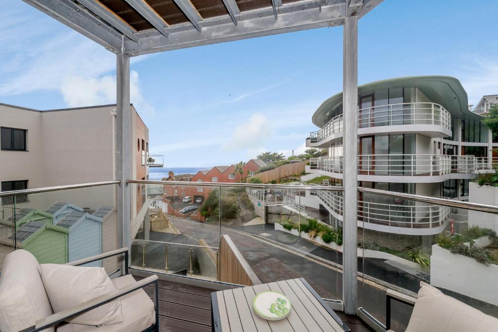 uma varanda com vista para um edifício em 5 Middlecombe - Luxury Apartment at Byron Woolacombe, only 4 minute walk to Woolacombe Beach! em Woolacombe
