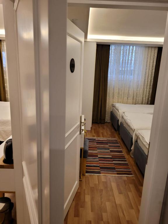 Postel nebo postele na pokoji v ubytování Mr BEYAZ HOTEL