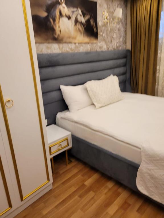 Postel nebo postele na pokoji v ubytování Mr BEYAZ HOTEL