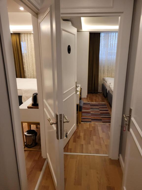Postel nebo postele na pokoji v ubytování Mr BEYAZ HOTEL