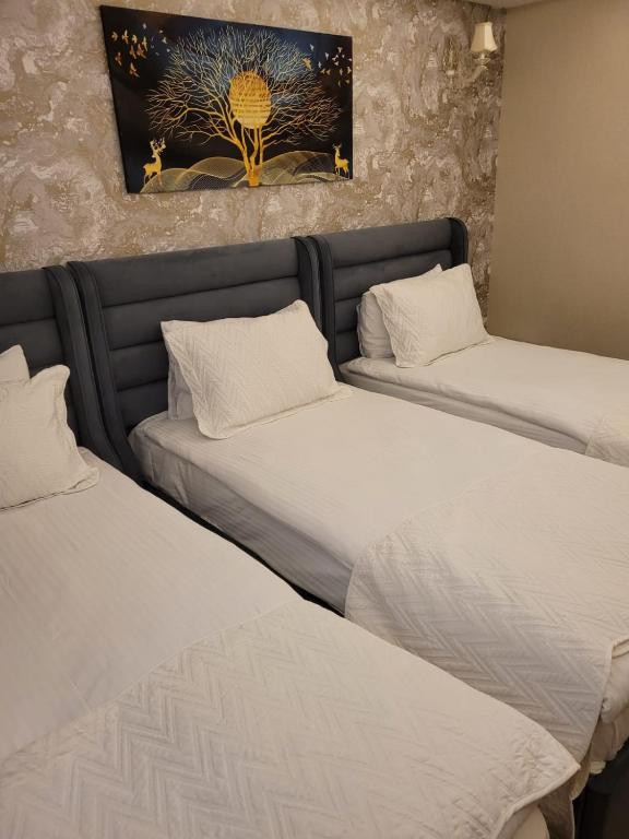 Postel nebo postele na pokoji v ubytování Mr BEYAZ HOTEL