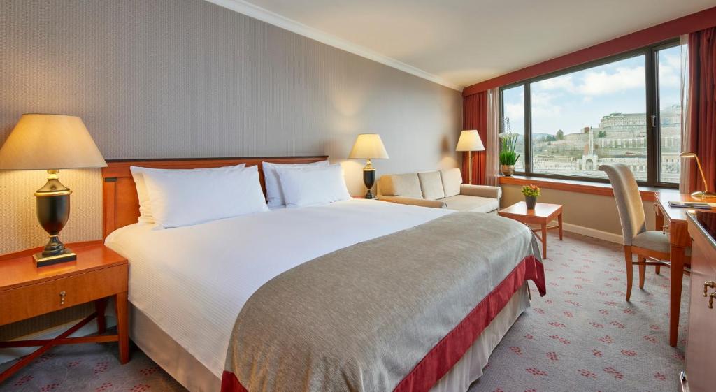 Postel nebo postele na pokoji v ubytování InterContinental Budapest by IHG
