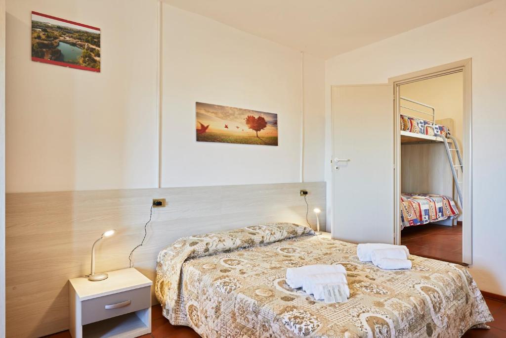 - une petite chambre avec un lit et un miroir dans l'établissement Vacanze In Torre, à Rapolano Terme