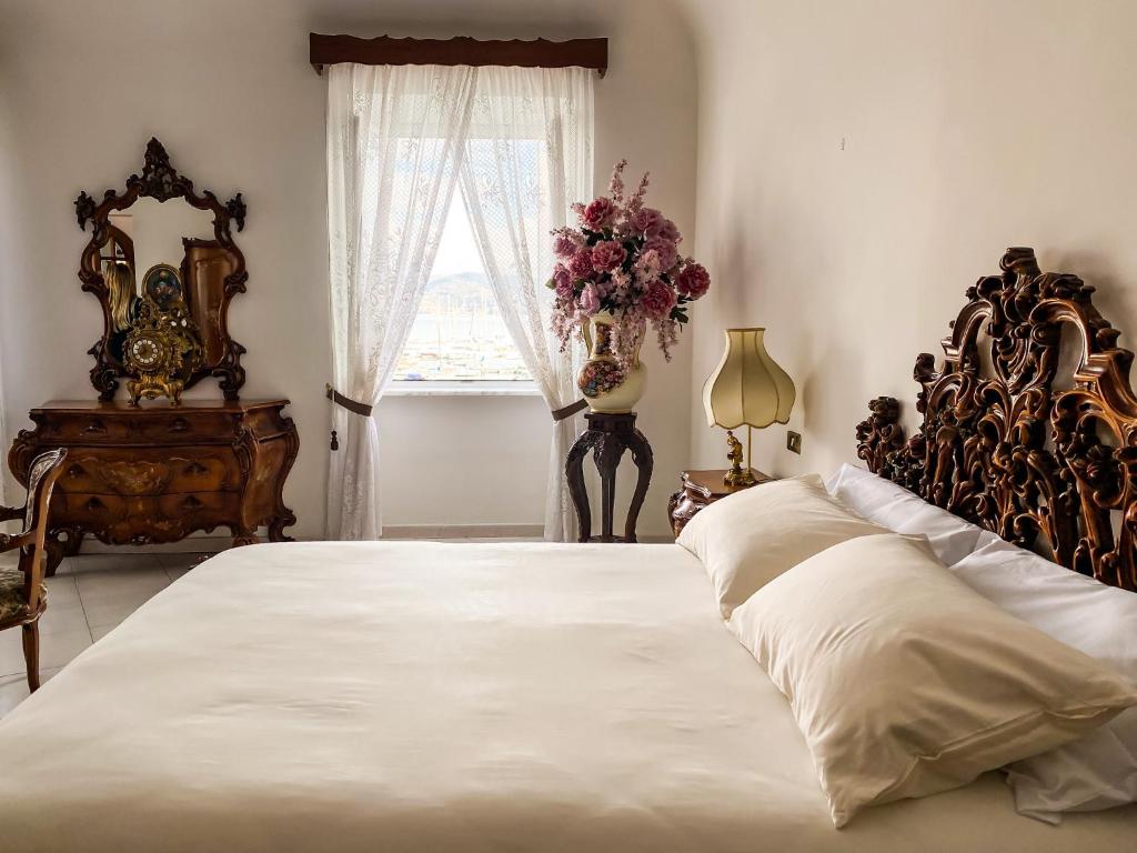 um quarto com uma grande cama branca e uma janela em A~Mare Casa Vacanze em Fezzano