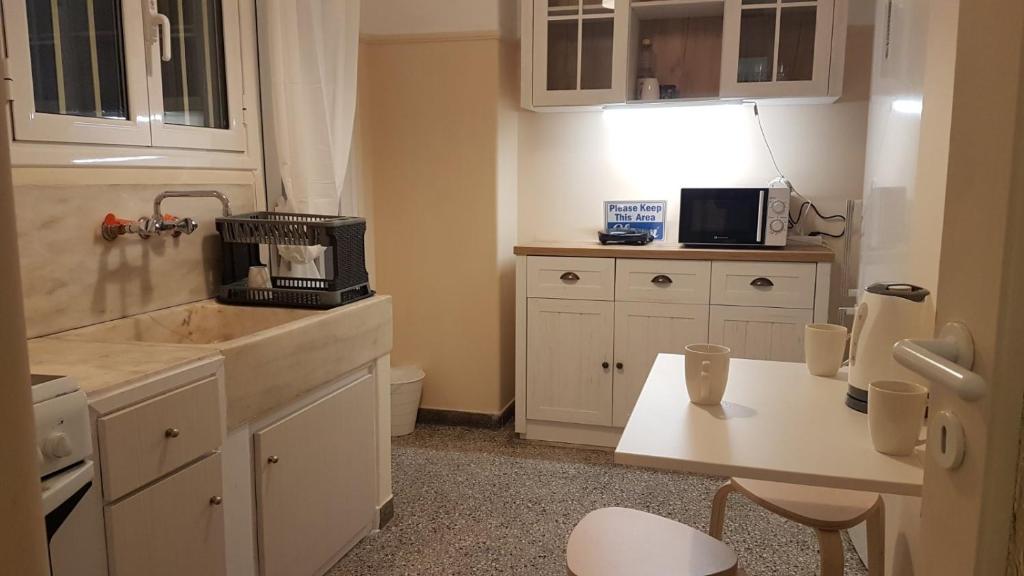 Kuchyňa alebo kuchynka v ubytovaní Coral Athens Centrer - 3,5 BD , 2 BATH