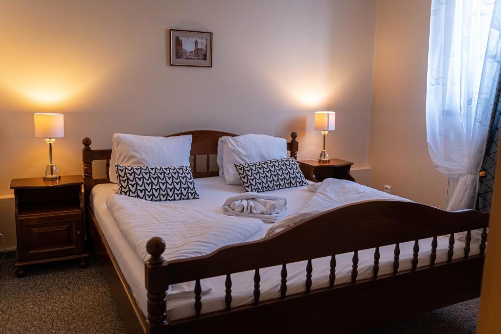 Postel nebo postele na pokoji v ubytování Hotel Praha