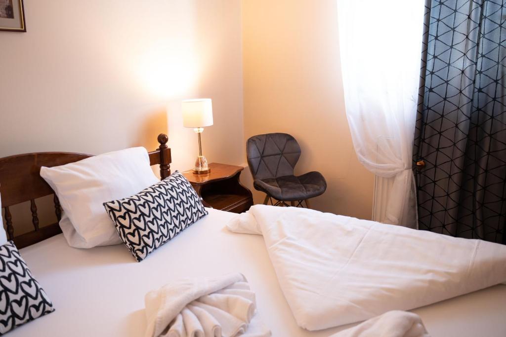Postel nebo postele na pokoji v ubytování Hotel Praha