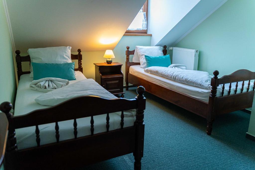 Postel nebo postele na pokoji v ubytování Hotel Praha