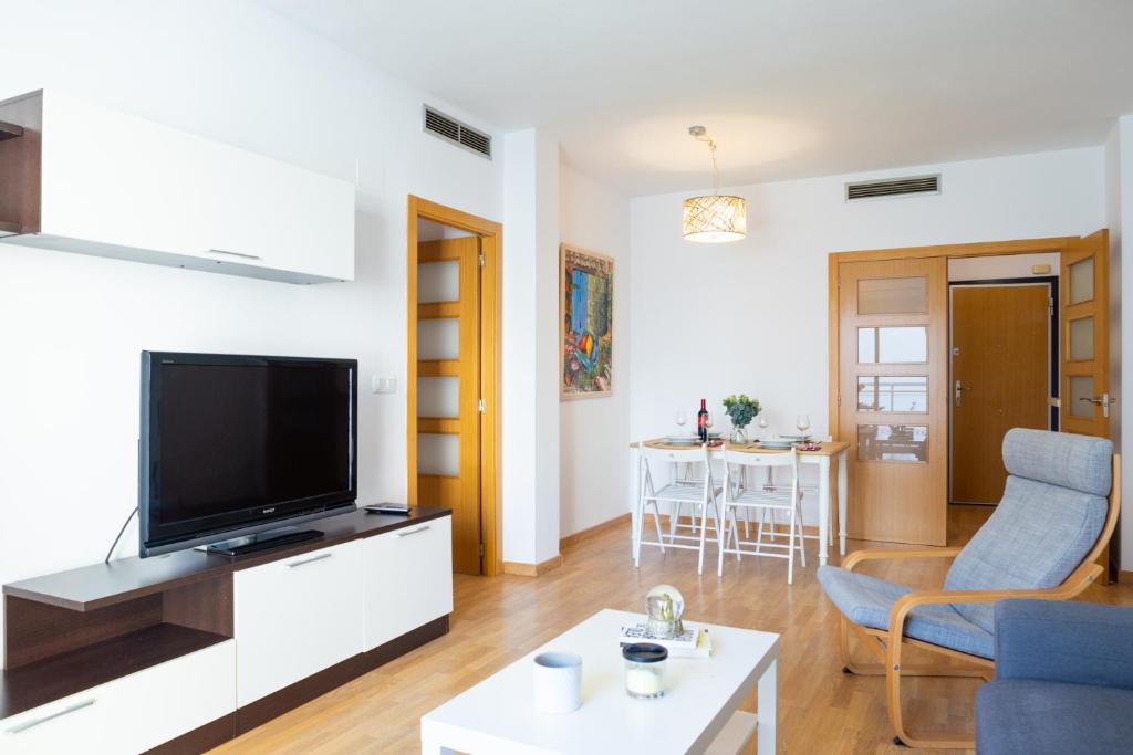 een woonkamer met een grote flatscreen-tv bij Medinaceli airco, wifi and free parking in Valencia