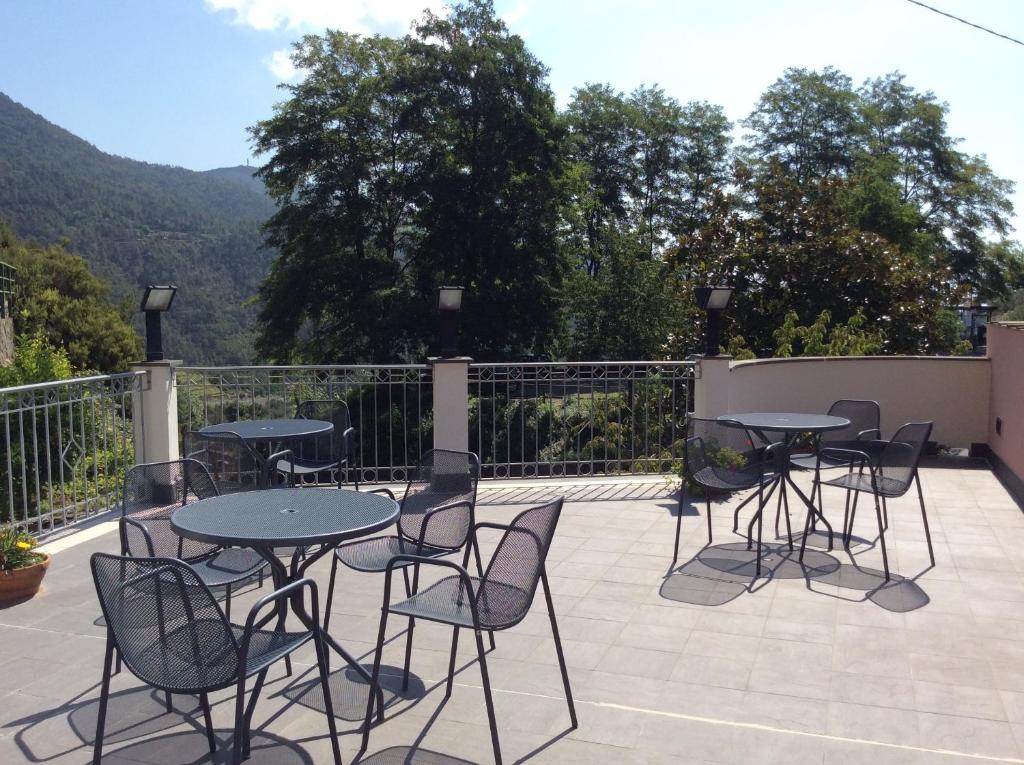 a patio with tables and chairs on a balcony at Hotel Il Saraceno in Volastra
