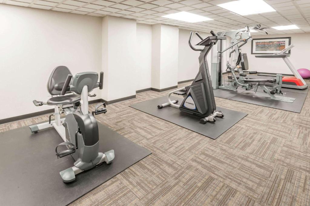 Fitness centrum a/nebo fitness zařízení v ubytování Ramada by Wyndham Edmonton South