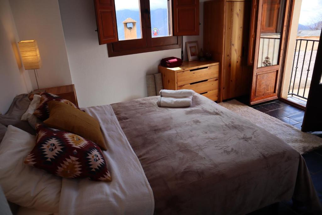 Posteľ alebo postele v izbe v ubytovaní Casa corasol, a cozy, comfy, 2BR house- panoramic view and rooftop