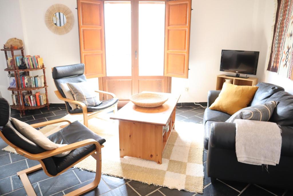 Posedenie v ubytovaní Casa corasol, a cozy, comfy, 2BR house- panoramic view and rooftop