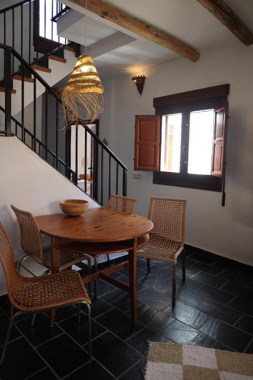 Posedenie v ubytovaní Casa corasol, a cozy, comfy, 2BR house- panoramic view and rooftop