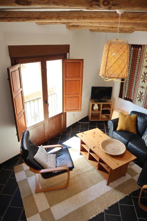Posedenie v ubytovaní Casa corasol, a cozy, comfy, 2BR house- panoramic view and rooftop