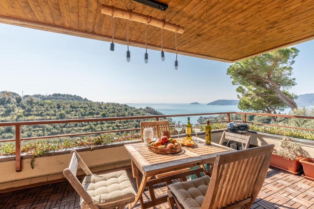 uma mesa e cadeiras numa varanda com vista em Oltre House em Lerici