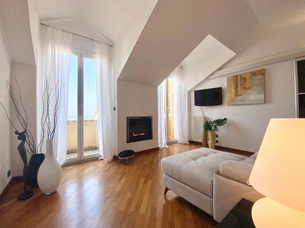 Телевизор и/или развлекательный центр в CasaViva - Central Seaview Penthouse in Camogli