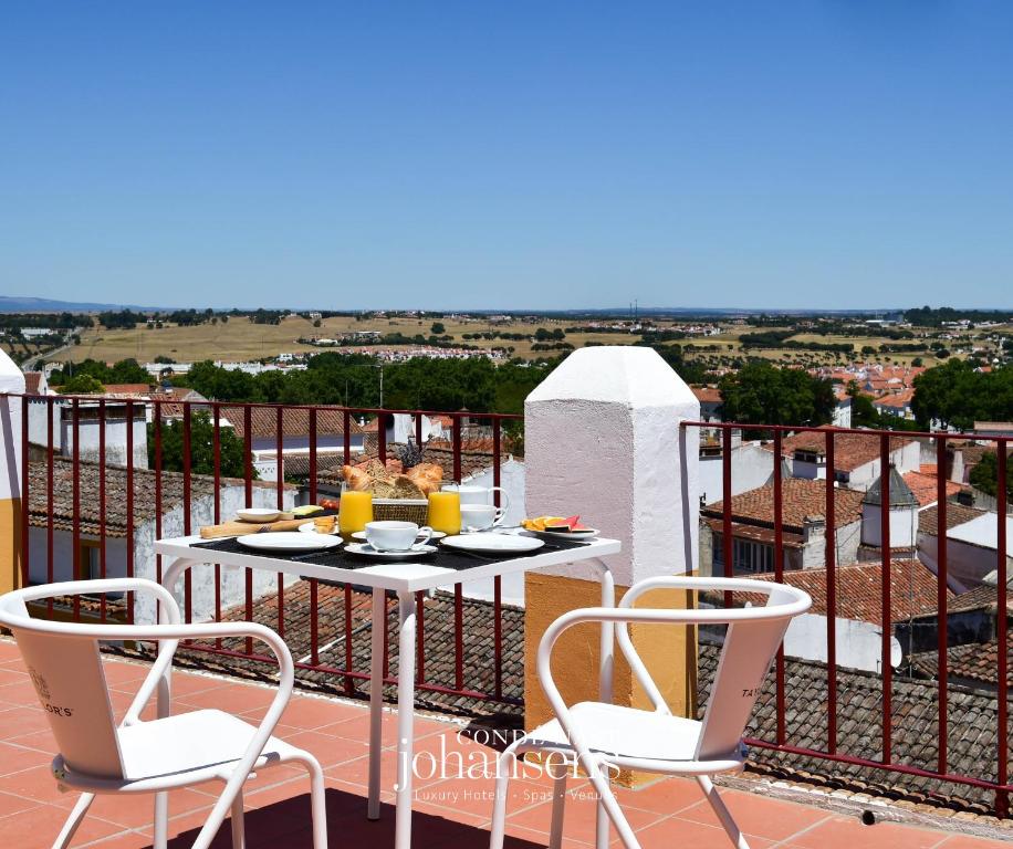 uma mesa e cadeiras numa varanda com vista em The Noble House - by Unlock Hotels em Évora